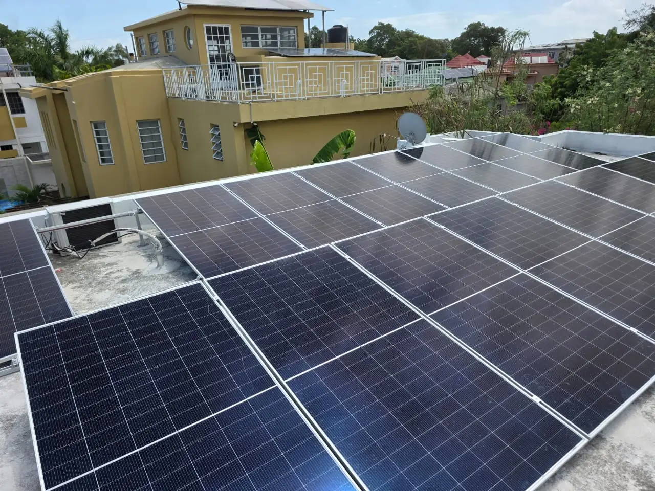 Toiture industrielle équipée en panneaux photovoltaïques par Alliance Solar Haïti